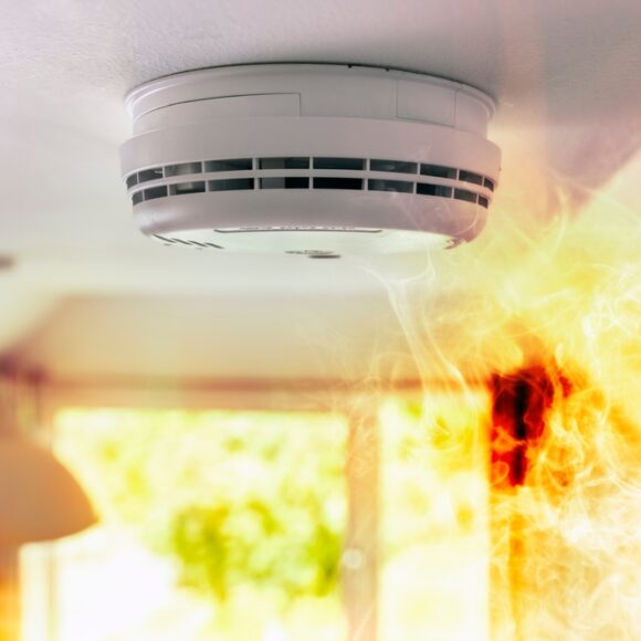 Smoke,Detector,And,Interlinked,Fire,Alarm,On,Ceiling,In,Action